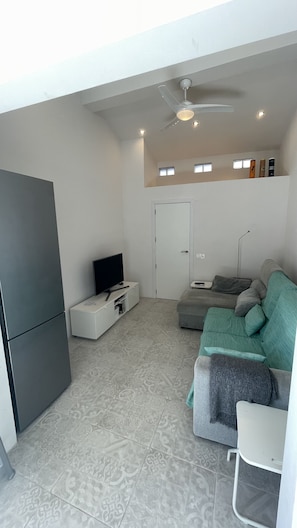 Smart TV - Ronnies Beach House, nice 2 bedroom house with a big rooftop with great seaview (Málaga)