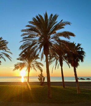 On the beach - Ronnies Beach House, nice 2 bedroom house with a big rooftop with great seaview (Málaga)