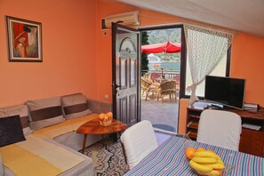 Economy Apartment | Living area