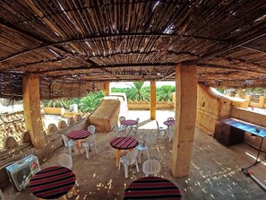 Outdoor dining - Bait Aljabal Hospitality Inn (Al Hamra)
