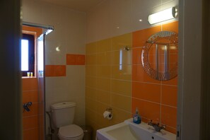 Premium House | Bathroom | Shower, rainfall showerhead, free toiletries, hair dryer