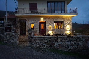 Façade de l’hébergement - soirée/nuit