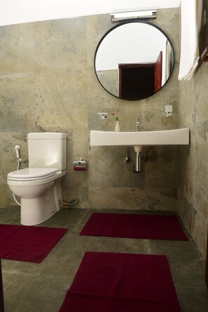 Deluxe Double or Twin Room | Bathroom | Towels