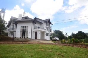 Front of property - The Edgware Inn (Nuwara Eliya)