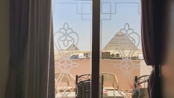 Pyramids View Double or Twin Room | Σεντόνια από αιγυπτιακό βαμβάκι, κλινοσκεπάσματα υψηλής ποιότητας