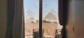 Pyramids View Double or Twin Room | 1 Schlafzimmer, Bettwäsche aus ägyptischer Baumwolle