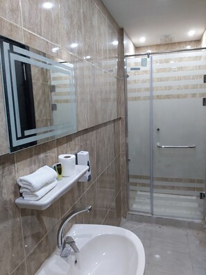 Pyramids View Double or Twin Room | Bathroom - Golden Pyramids Inn (Giza)