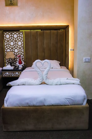 Pyramids View Double or Twin Room | Egyptian cotton sheets, premium bedding, memory foam beds - Golden Pyramids Inn (Giza)