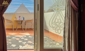 Pyramids View Double or Twin Room | Egyptian cotton sheets, premium bedding, memory foam beds - Golden Pyramids Inn (Giza)