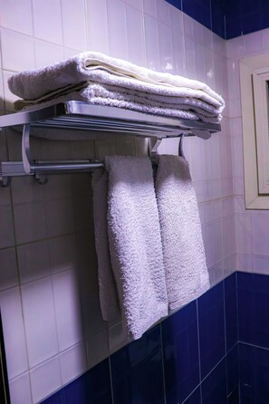 Camera Deluxe con letto matrimoniale o 2 letti singoli | Bagno | Vasca e doccia separate, soffione a pioggia, set di cortesia gratuito