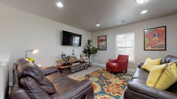 Townhome, 3 Bedrooms | Living room | Flat-screen TV