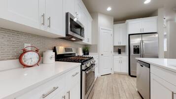 Townhome, 3 Bedrooms | Private kitchen | Fridge, oven, coffee/tea maker, toaster