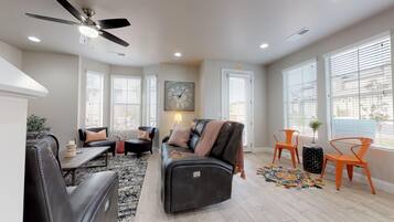 Townhome, 3 Bedrooms | Living room | Flat-screen TV