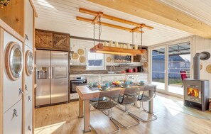 ثلاجة، موقد طهي مسطح، غسالة أطباق، ماكينة لصنع القهوة/الشاي