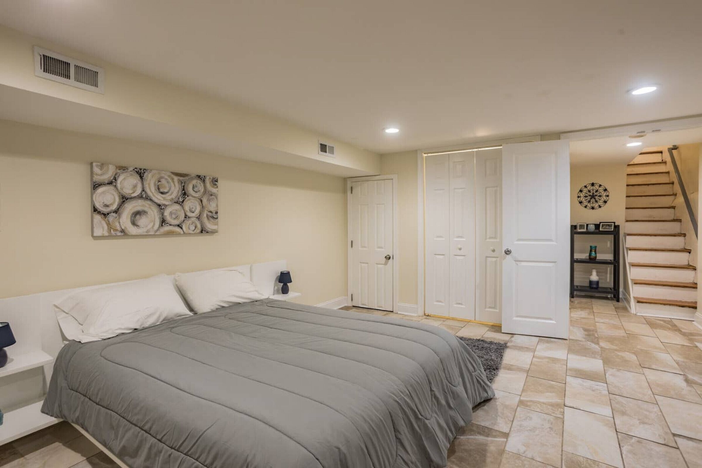 2 bedrooms, desk, iron/ironing board, WiFi