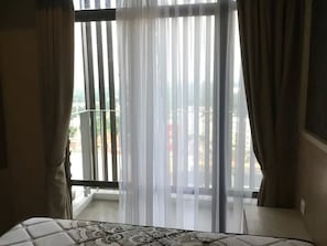 1 bedroom, desk, WiFi