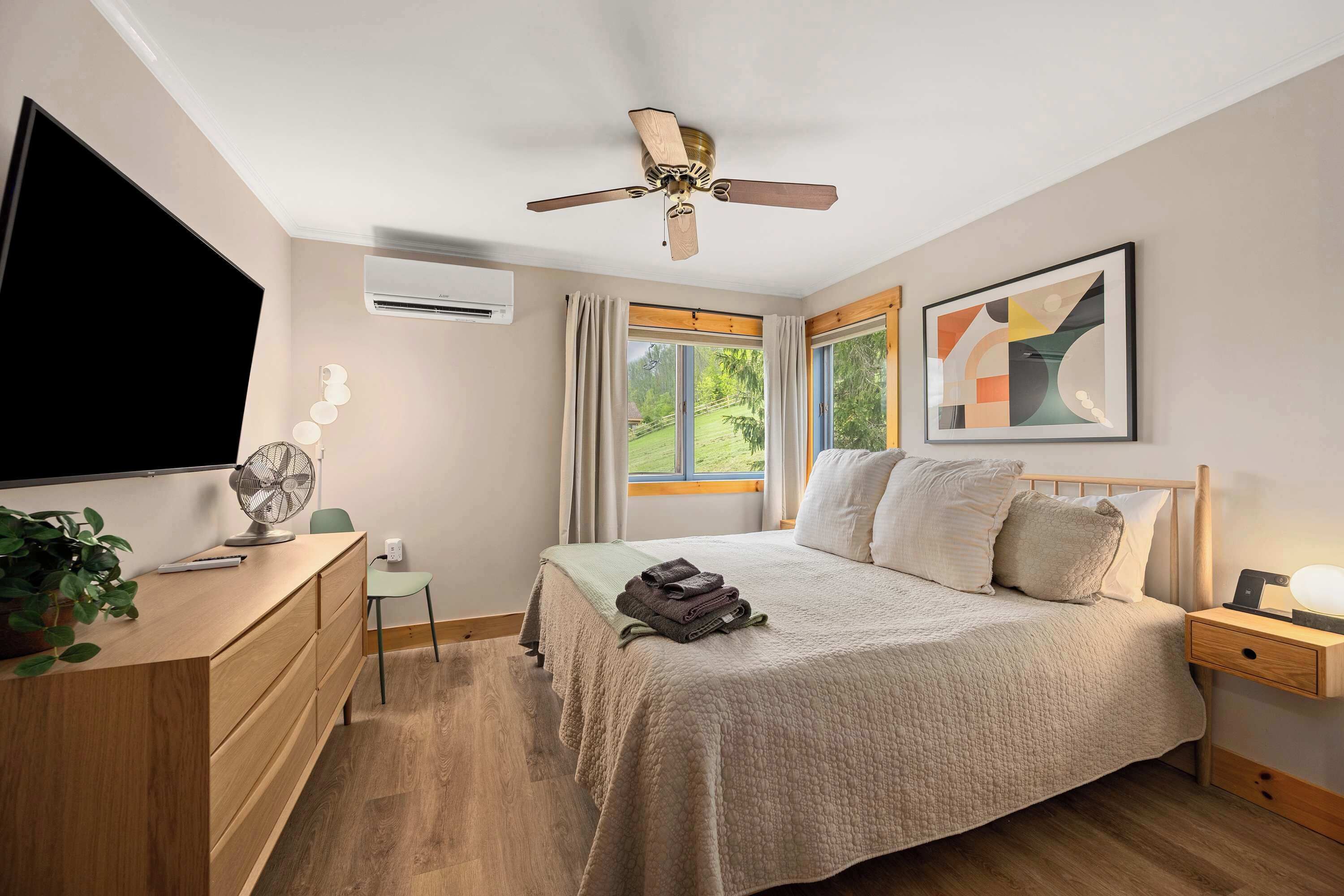 3 bedrooms, desk, iron/ironing board, travel cot