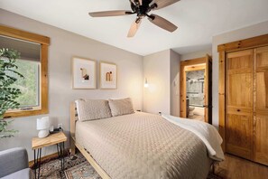 3 bedrooms, desk, iron/ironing board, travel crib - SnowPine Condo, Sleeps 8, A/C, Fireplace (Ellicottville)