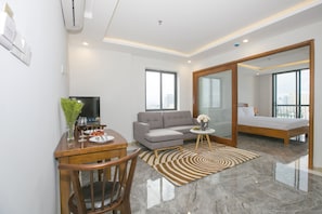 Quarto casal luxo, sacada, vista para a cidade | Área de estar | TV de tela plana 29 polegadas com canais a cabo, TV