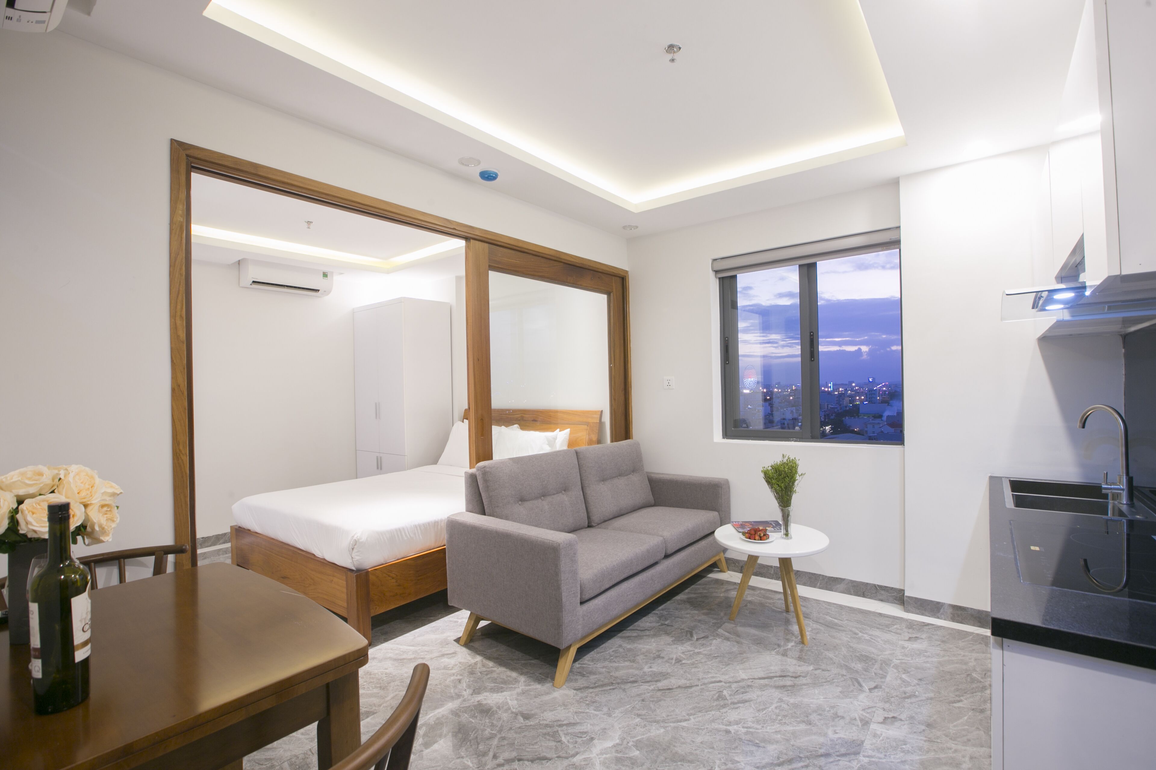 Quarto casal superior, vista para a cidade | Sala de estar | TV de tela plana 29 polegadas com canais a cabo, TV