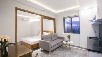 Quarto casal superior, vista para a cidade | Sala de estar | TV de tela plana 29 polegadas com canais a cabo, TV