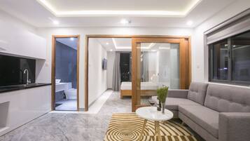 Kamar Double Deluks, balkon, pemandangan kota | Area keluarga | Televisi layar datar 29-inci dengan saluran TV kabel dan TV