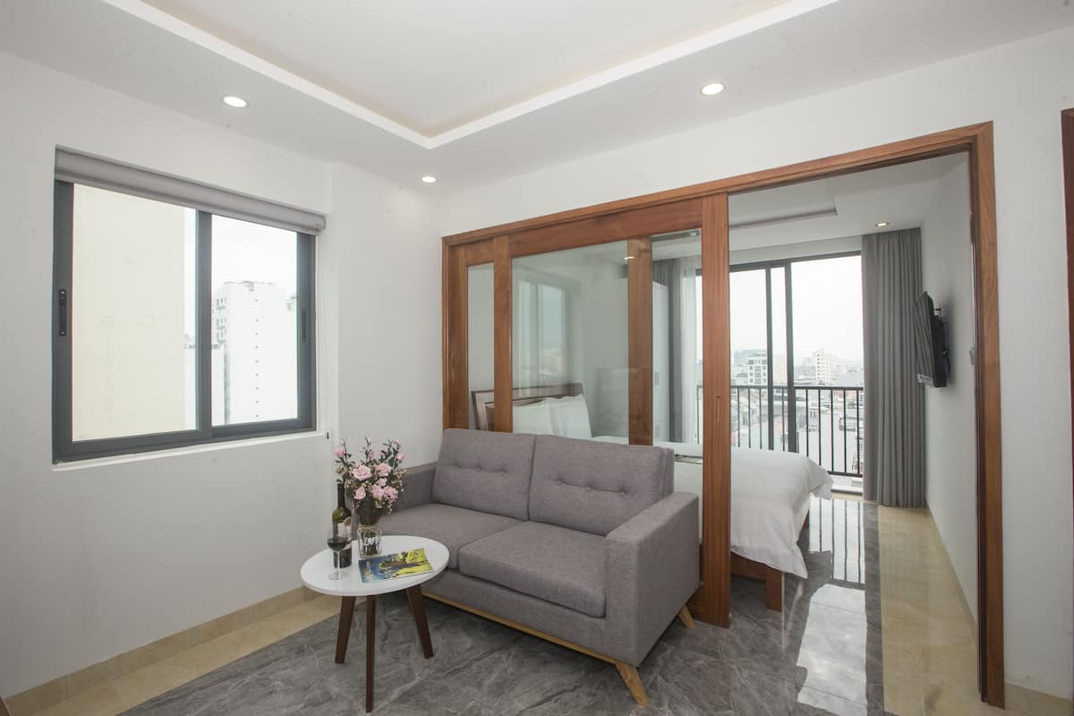 Kamar Double Deluks, balkon | Area keluarga | Televisi layar datar 29-inci dengan saluran TV kabel dan TV
