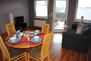 Dining - Time out in the Rheinhessen vineyards (Hackenheim)