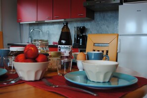 Réfrigérateur, four, plaque de cuisson, cafetière/bouilloire