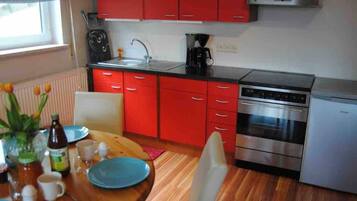 Fridge, oven, stovetop, coffee/tea maker