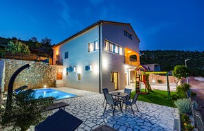 Outdoor dining - Awesome home in Modric (Modric)