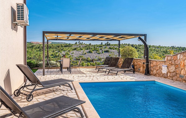 Pool - Awesome home in Modric (Modric)