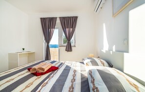 4 bedrooms, travel crib, free WiFi, bed sheets - Awesome home in Modric (Modric)