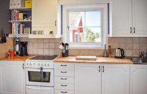 Kylskåp, ugn, spishäll och diskmaskin