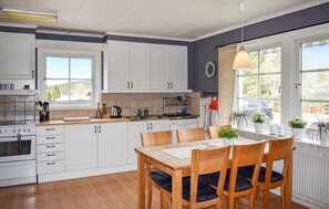 Kylskåp, ugn, spishäll och diskmaskin