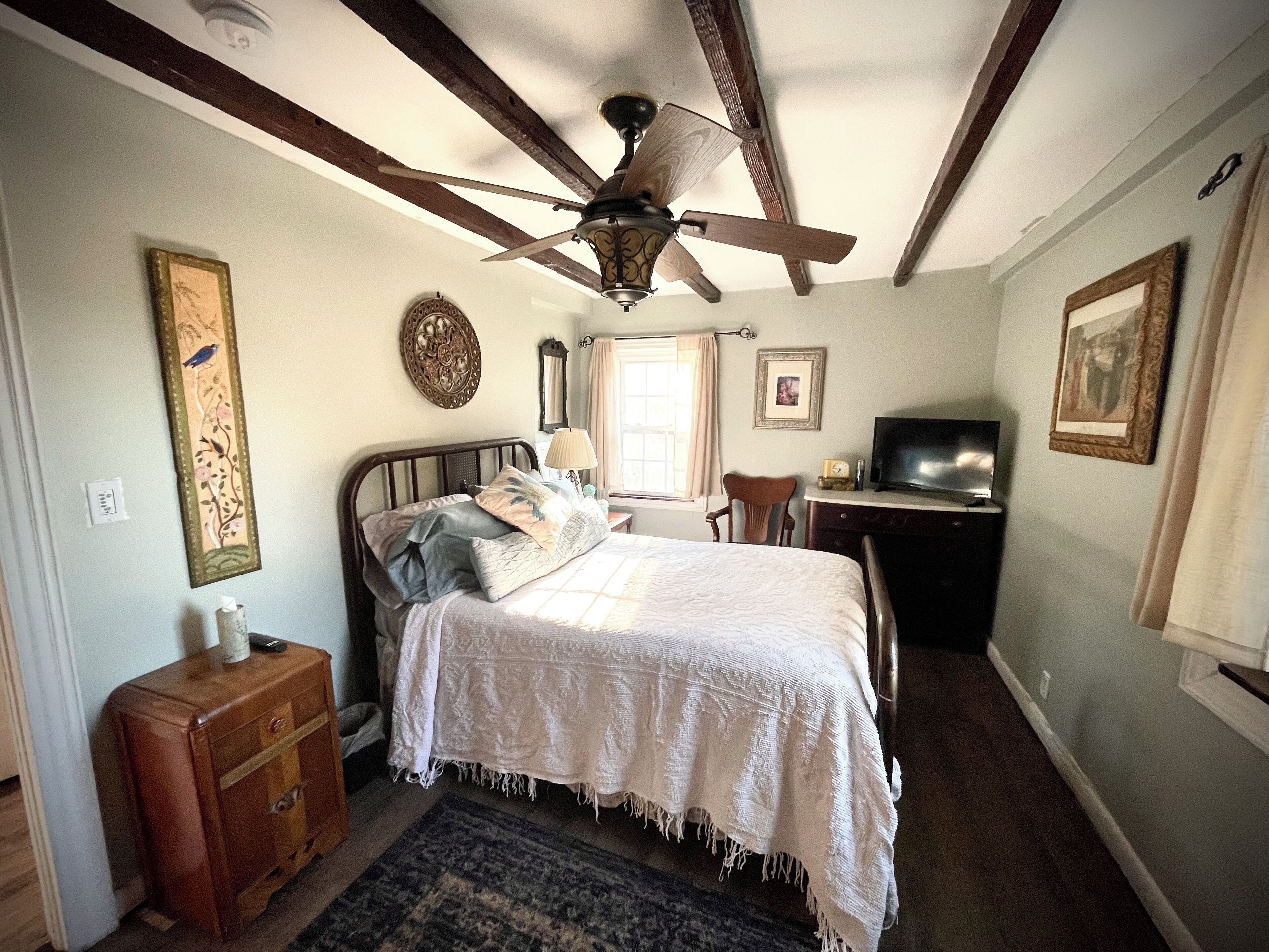 2 Schlafzimmer, Schreibtisch, Bügeleisen/Bügelbrett, Reisekinderbett