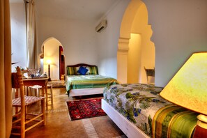 Suite junior (Tan-Tan) | Ropa de cama hipoalergénica y caja de seguridad en la habitación 