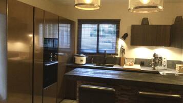 Frigorifero, microonde, forno, piano cottura