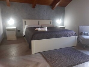 1 bedroom, WiFi, bed sheets - THE ATTIC ROOM- private penthouse (Agropoli)