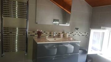 Haartrockner, Handtücher, Seife, Toilettenpapier