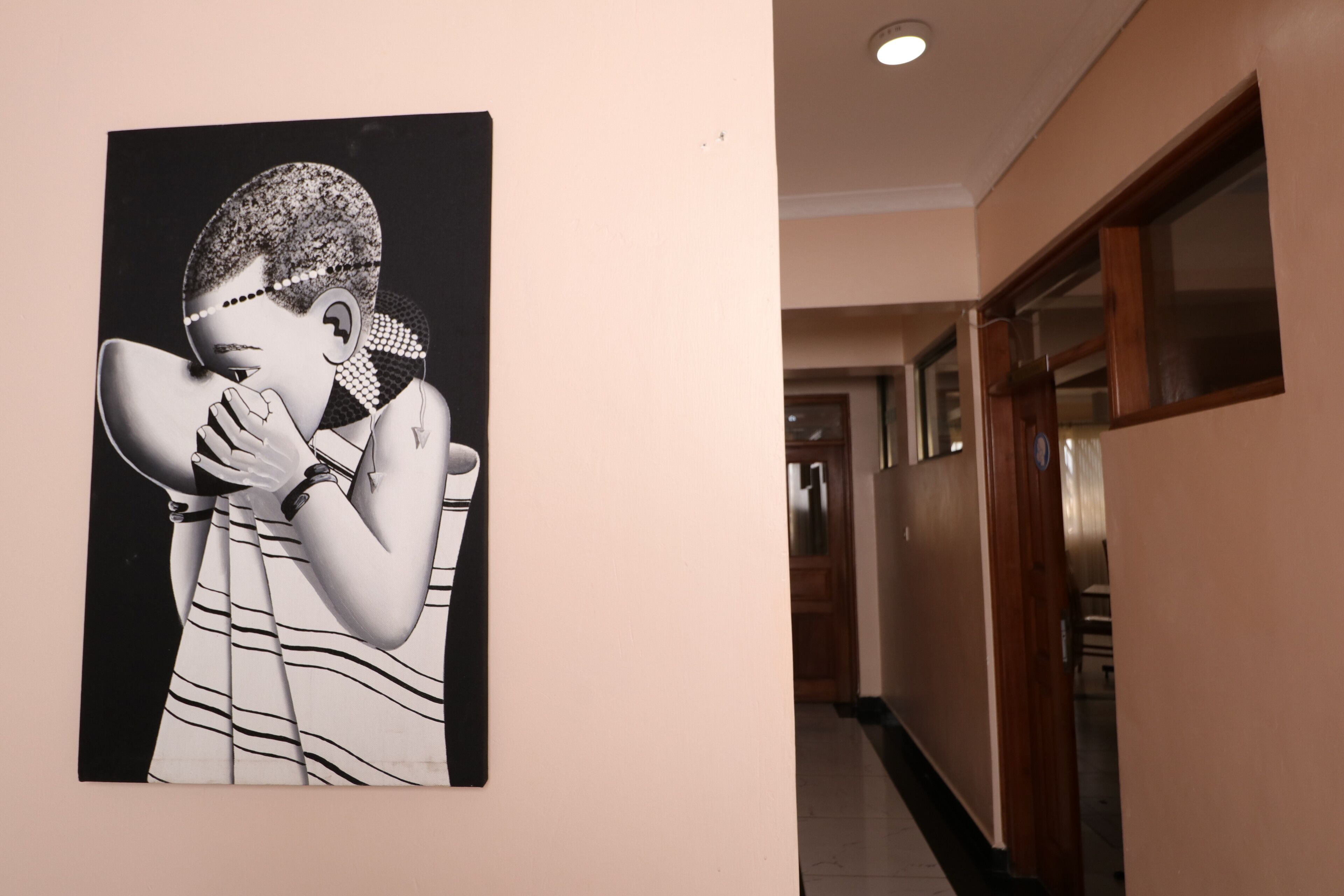 Un pasillo con una fotografía en blanco y negro enmarcada en la pared.