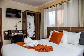 Individually furnished, blackout curtains, free WiFi, bed sheets - Buraha Zenoni Hotel and Resort (Nakuru)