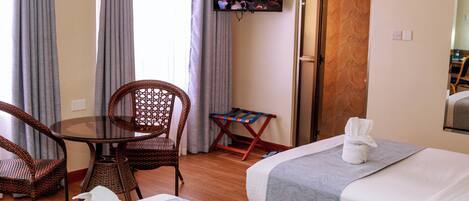 Standard tvåbäddsrum | Unika möbler, mörkläggningsgardiner, gratis wi-fi och sängkläder