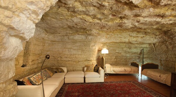 1 soverom, skrivebord, strykejern/-brett og reiseseng for barn