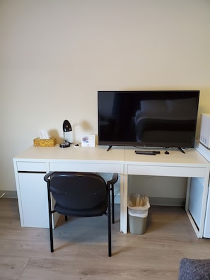 Queen Room | Bàn, khu vực làm việc phù hợp cho laptop