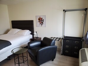 Desk, laptop workspace, free WiFi, bed sheets - waintel studio-wainwright motel (Wainwright)
