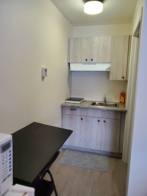 Single kitchenette Suite | Bếp nhỏ riêng | Tủ lạnh nhỏ, lò vi sóng