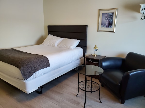 Queen Room | Escritorio, espacio para trabajar con laptop y wifi gratis 