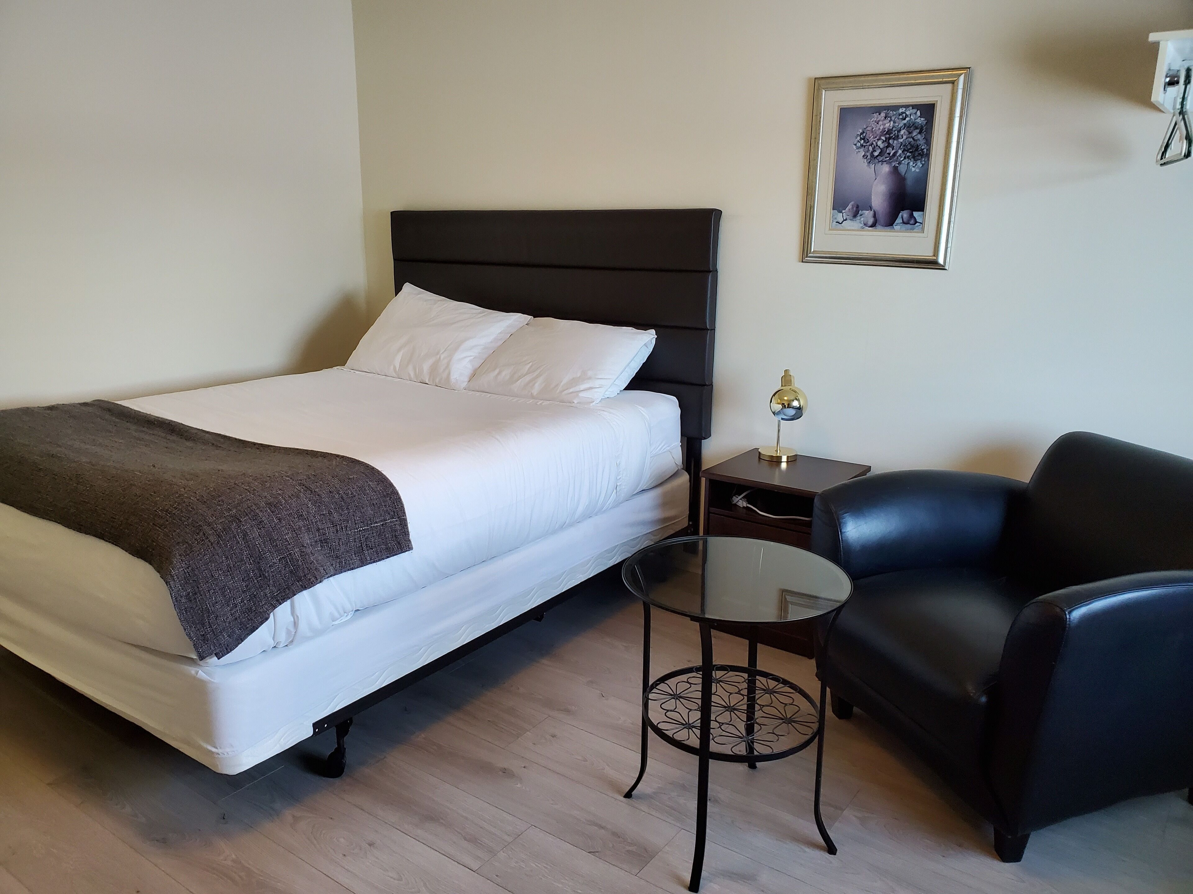 Desk, laptop workspace, free WiFi, bed sheets