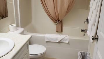 Single kitchenette Suite | Bathroom